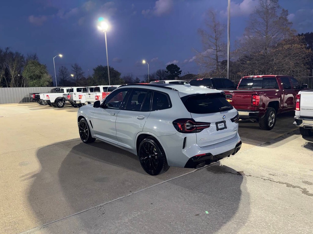 BMW X3 Vehicle Full-screen Gallery Image 04