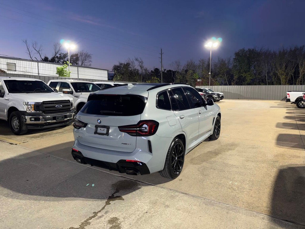 BMW X3 Vehicle Full-screen Gallery Image 05