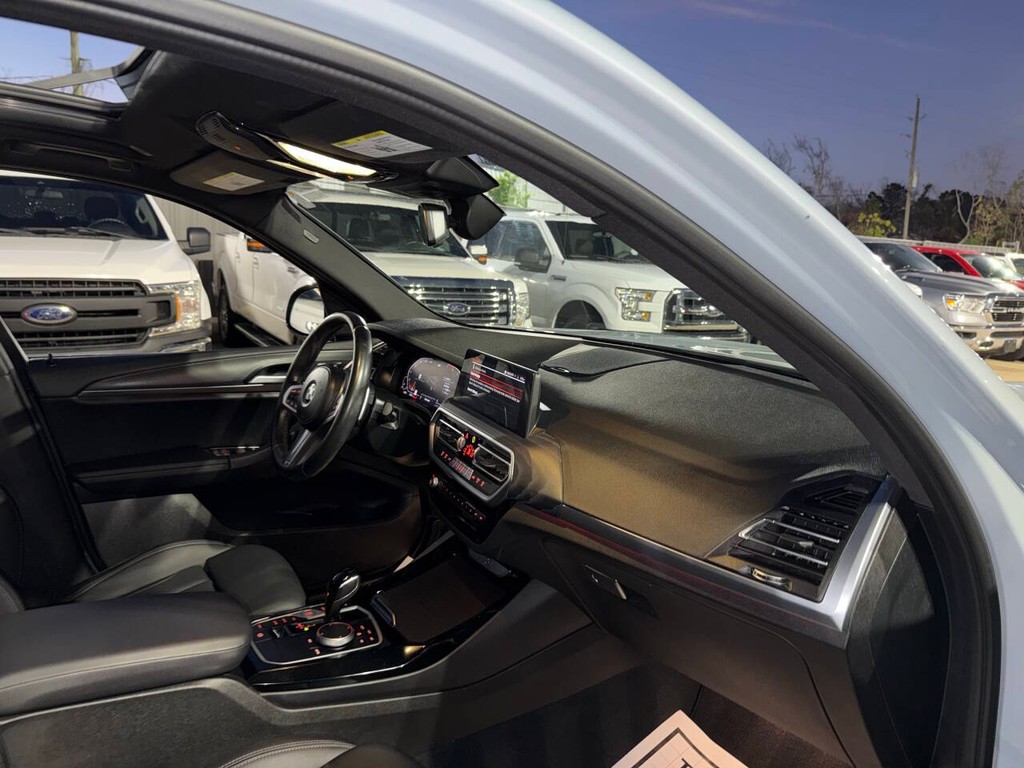 BMW X3 Vehicle Full-screen Gallery Image 09