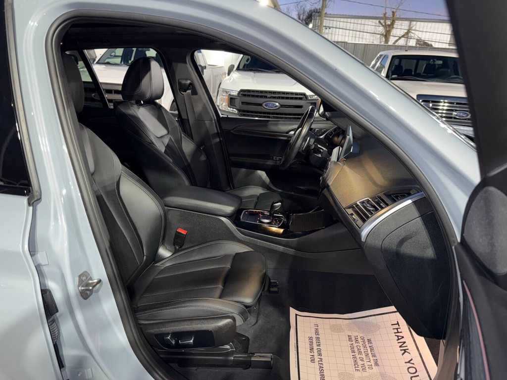 BMW X3 Vehicle Full-screen Gallery Image 10