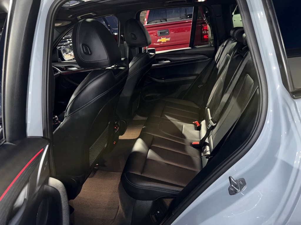 BMW X3 Vehicle Full-screen Gallery Image 13