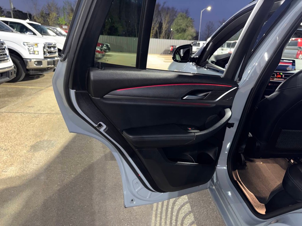 BMW X3 Vehicle Full-screen Gallery Image 14