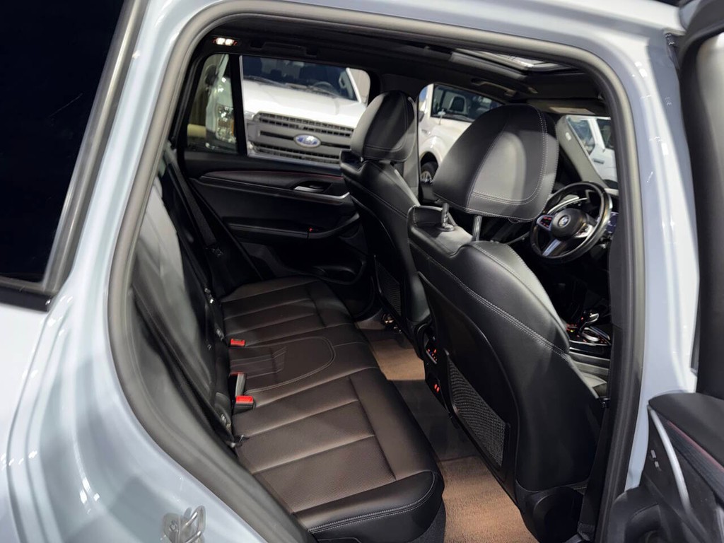 BMW X3 Vehicle Full-screen Gallery Image 15