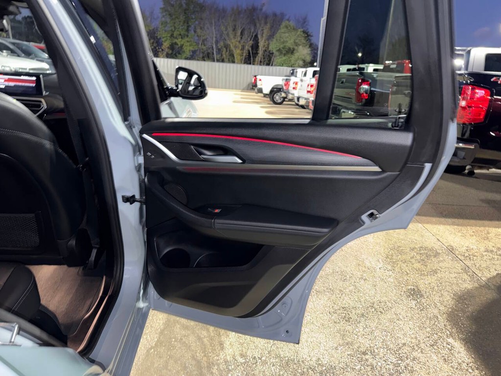 BMW X3 Vehicle Full-screen Gallery Image 16