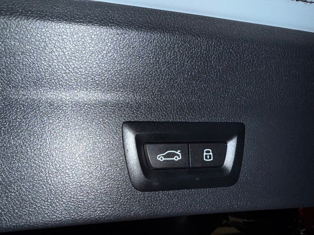 BMW X3 Vehicle Full-screen Gallery Image 38