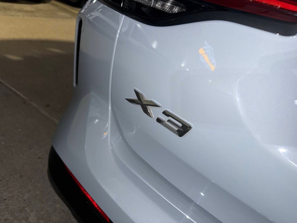 BMW X3 Vehicle Full-screen Gallery Image 40