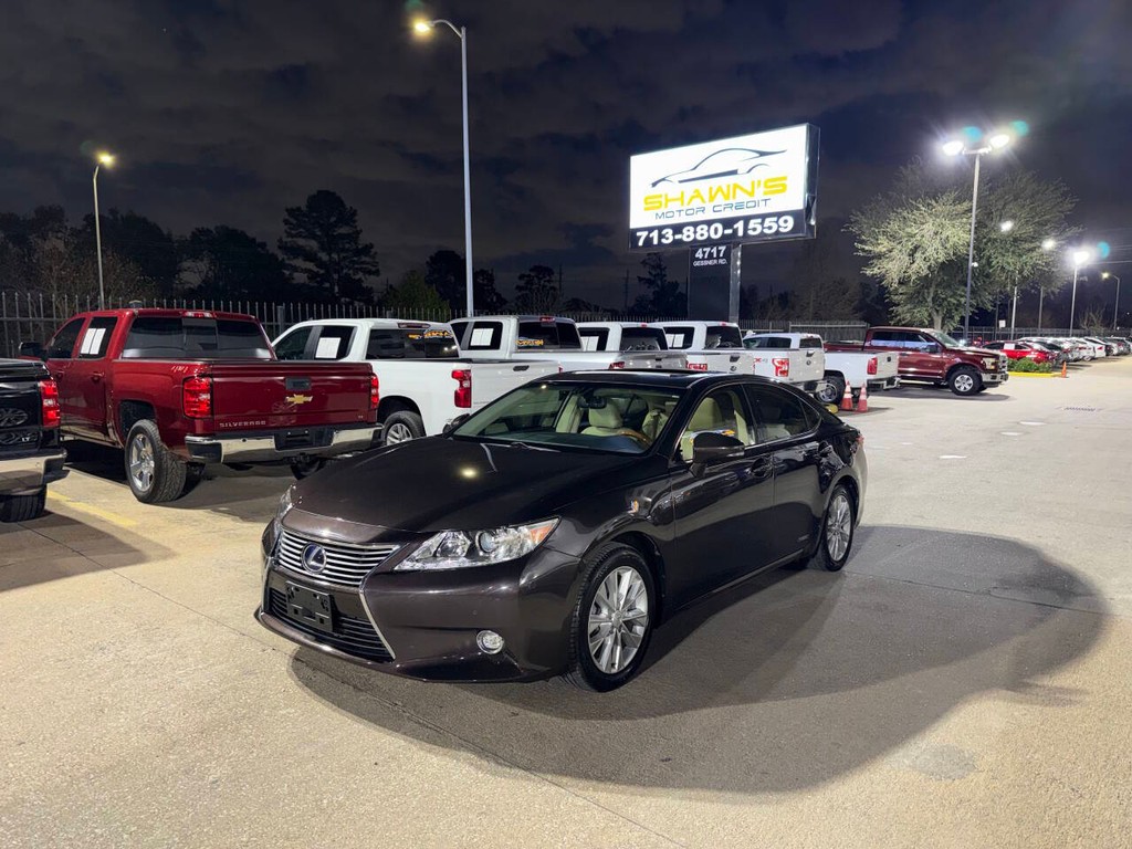Lexus ES 300h Vehicle Full-screen Gallery Image 02