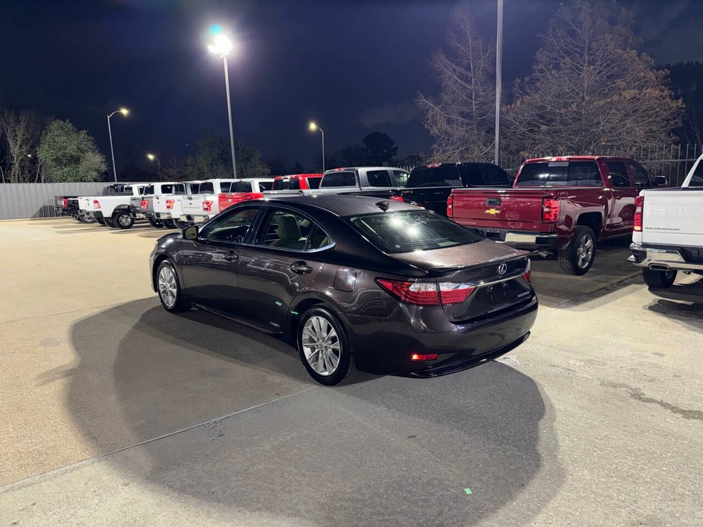 Lexus ES 300h Vehicle Full-screen Gallery Image 03