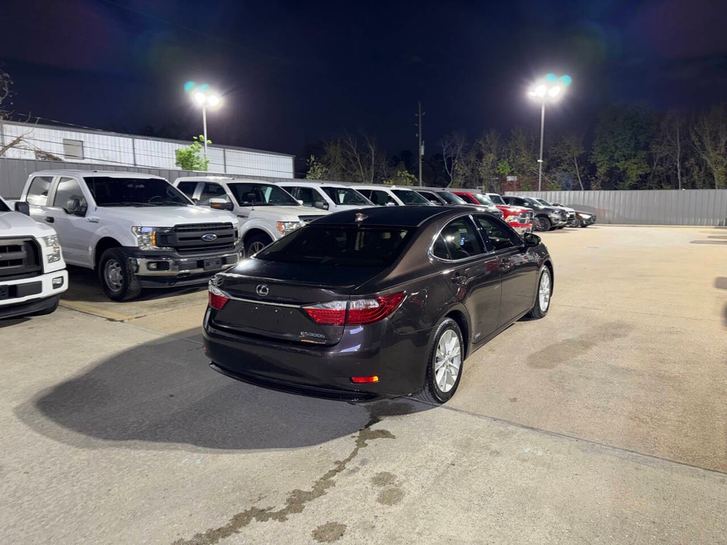 Lexus ES 300h Vehicle Full-screen Gallery Image 04