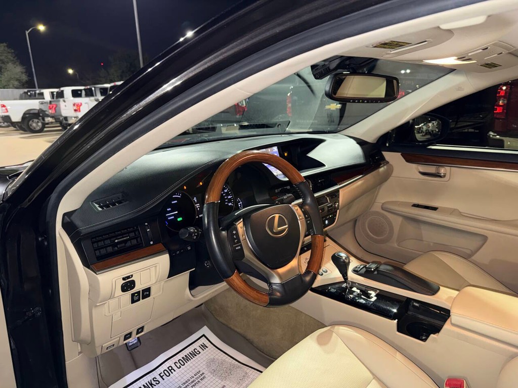 Lexus ES 300h Vehicle Full-screen Gallery Image 05