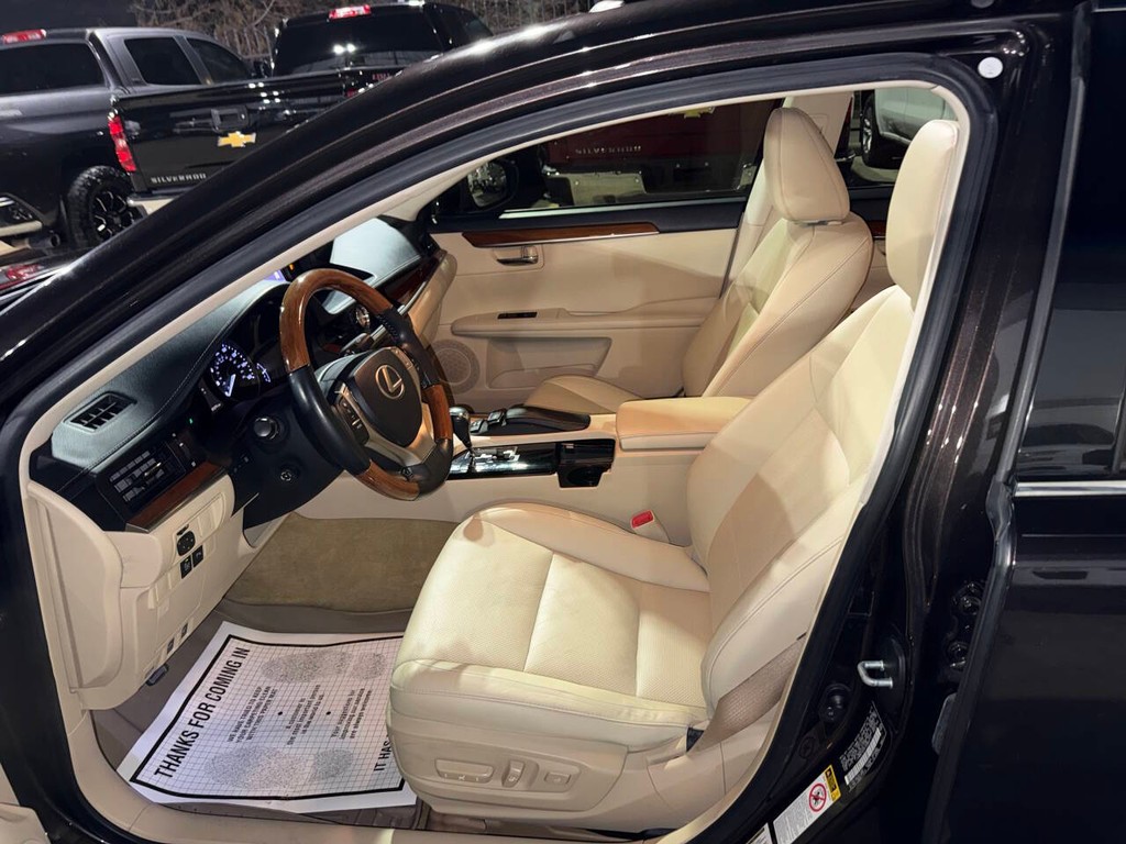 Lexus ES 300h Vehicle Full-screen Gallery Image 06