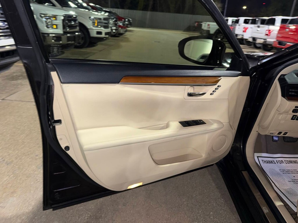 Lexus ES 300h Vehicle Full-screen Gallery Image 07