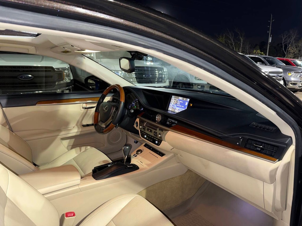 Lexus ES 300h Vehicle Full-screen Gallery Image 08