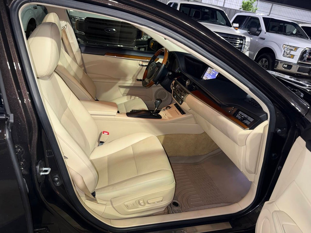 Lexus ES 300h Vehicle Full-screen Gallery Image 09