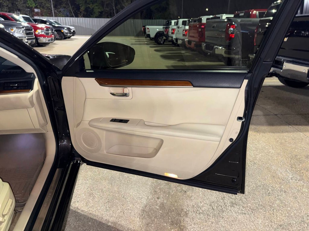 Lexus ES 300h Vehicle Full-screen Gallery Image 10