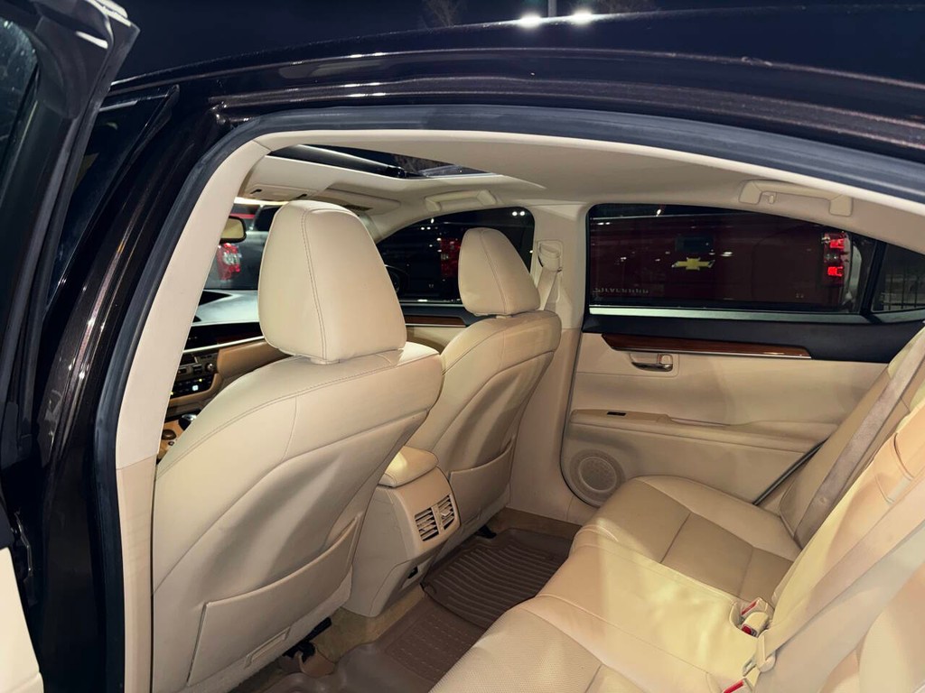Lexus ES 300h Vehicle Full-screen Gallery Image 11