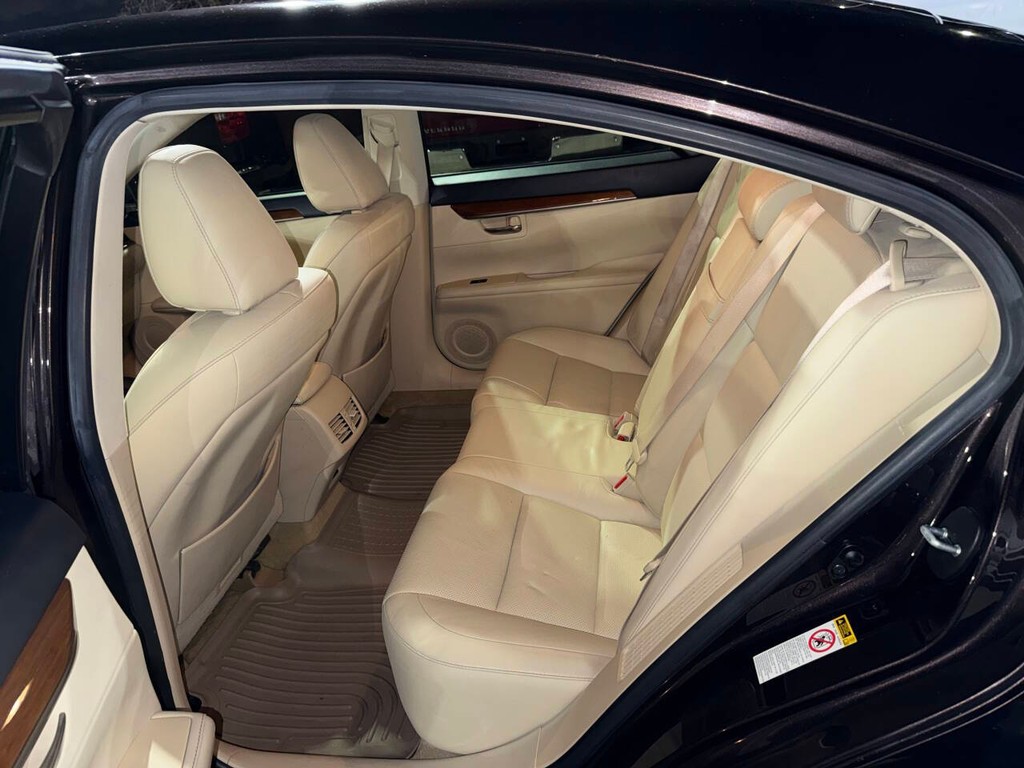 Lexus ES 300h Vehicle Full-screen Gallery Image 12