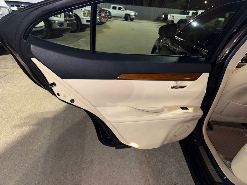 Lexus ES 300h Vehicle Full-screen Gallery Image 13