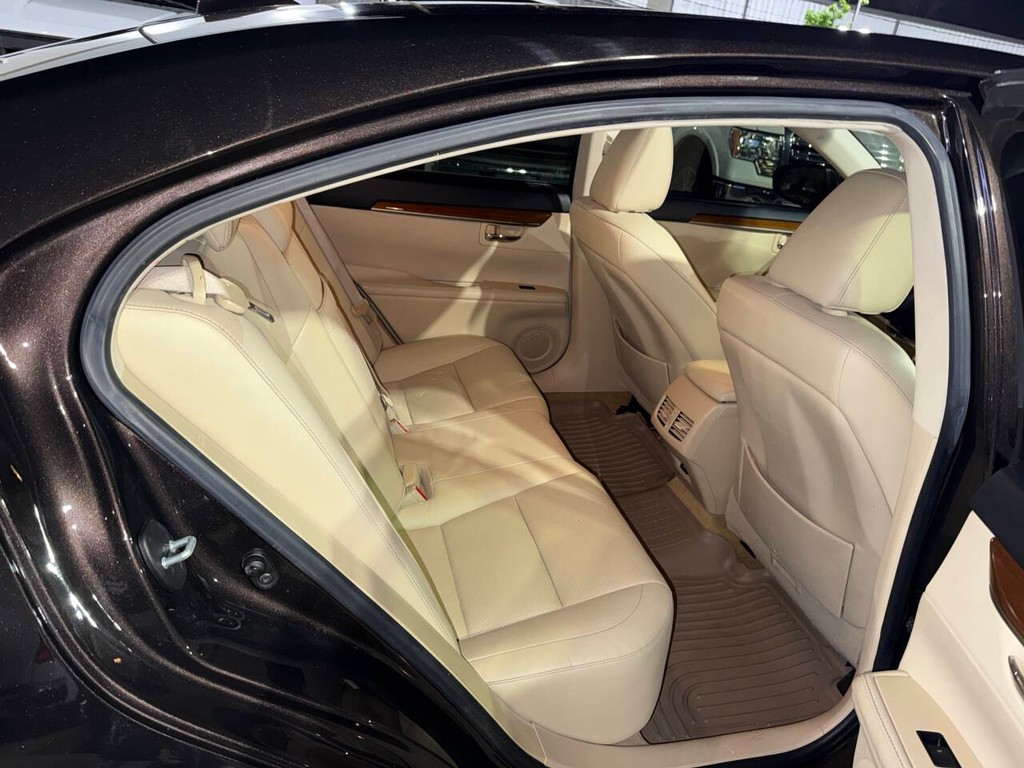 Lexus ES 300h Vehicle Full-screen Gallery Image 14