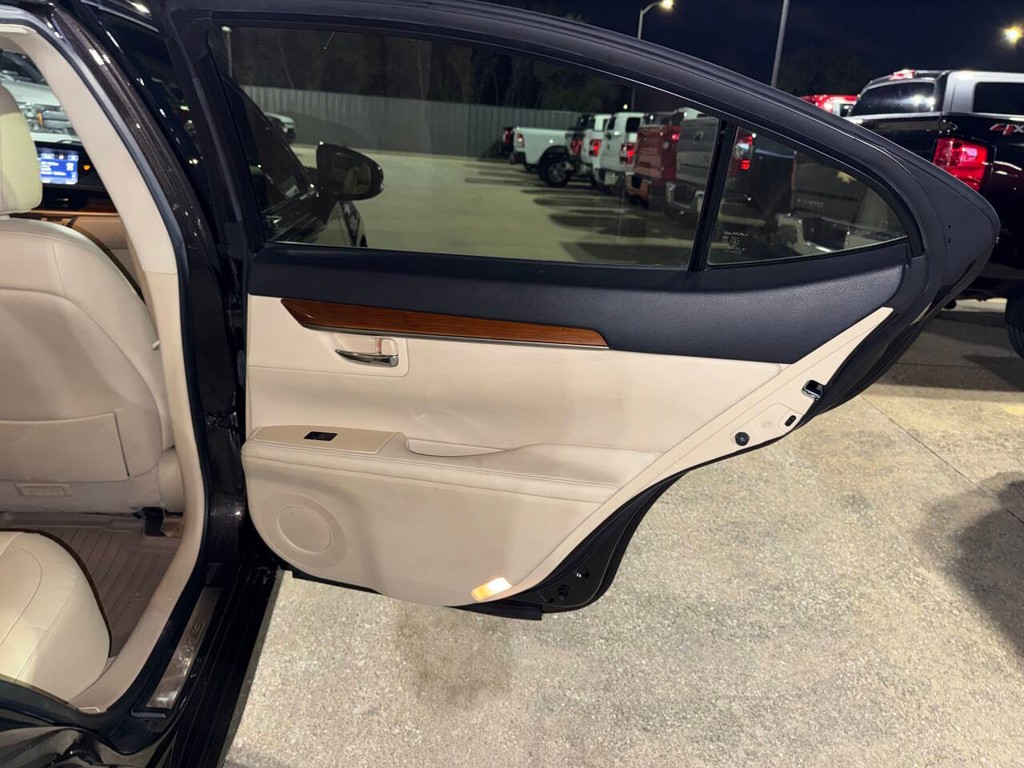 Lexus ES 300h Vehicle Full-screen Gallery Image 15