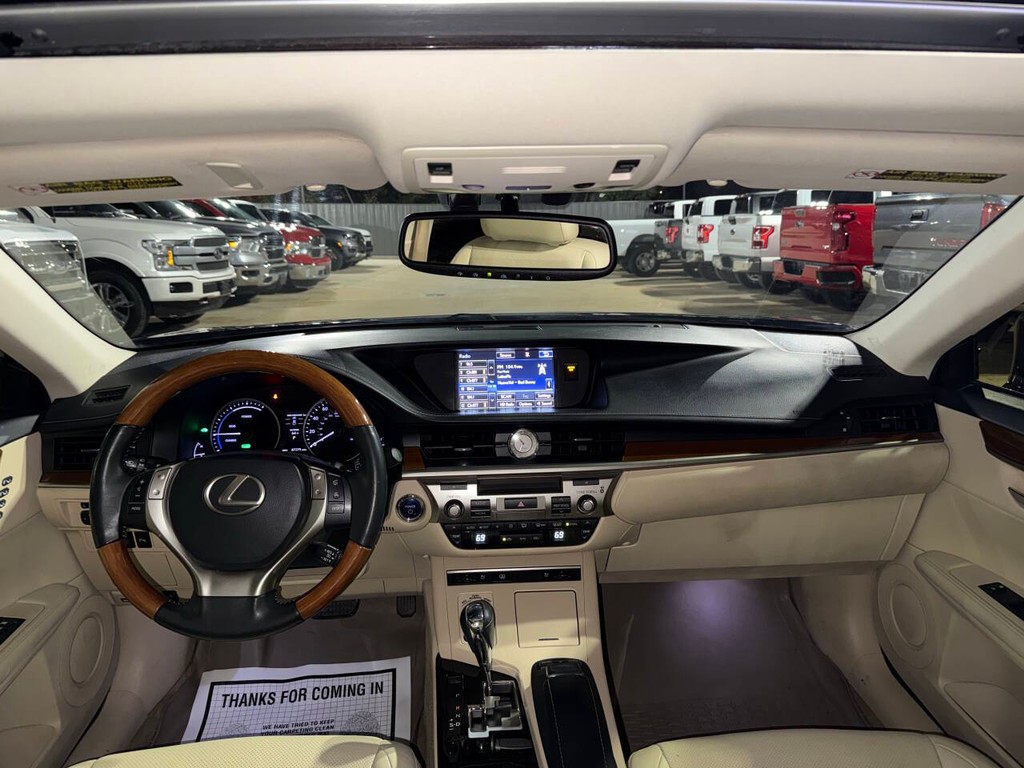 Lexus ES 300h Vehicle Full-screen Gallery Image 16