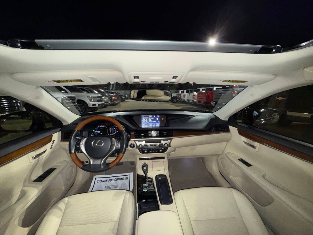 Lexus ES 300h Vehicle Full-screen Gallery Image 17