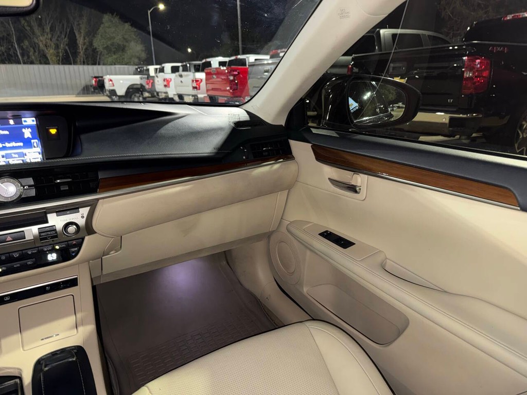 Lexus ES 300h Vehicle Full-screen Gallery Image 19