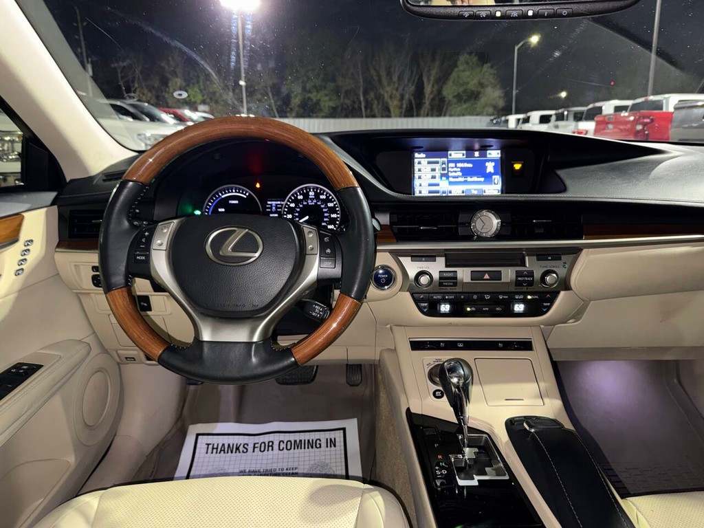 Lexus ES 300h Vehicle Full-screen Gallery Image 20