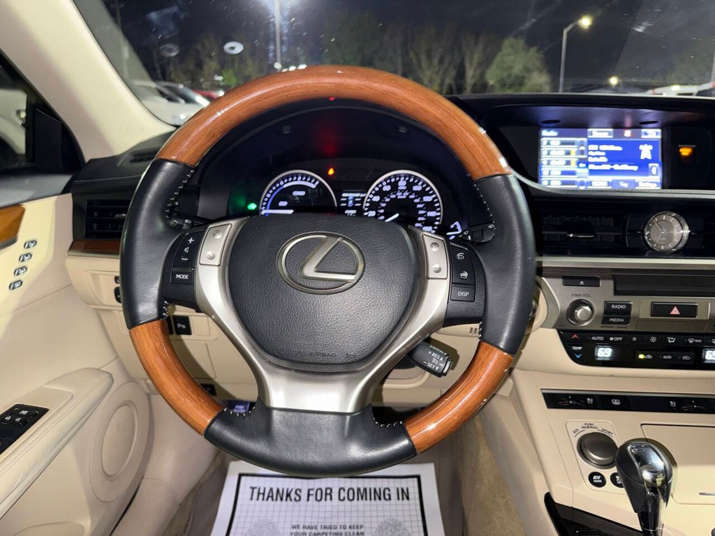 Lexus ES 300h Vehicle Full-screen Gallery Image 21