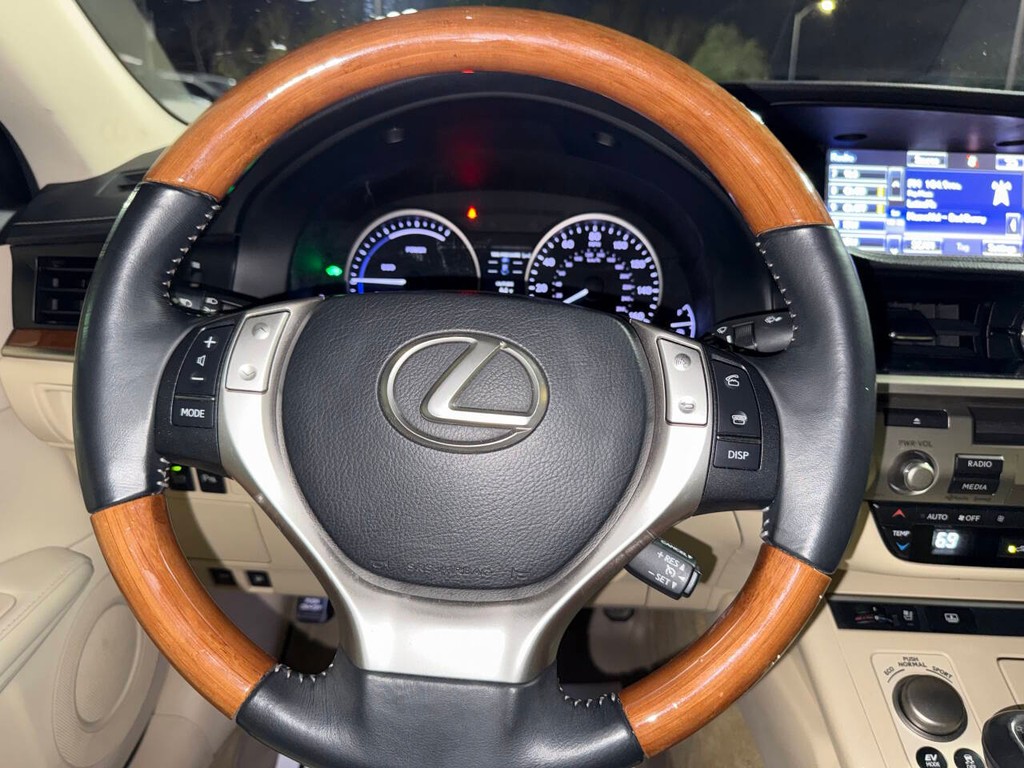 Lexus ES 300h Vehicle Full-screen Gallery Image 22