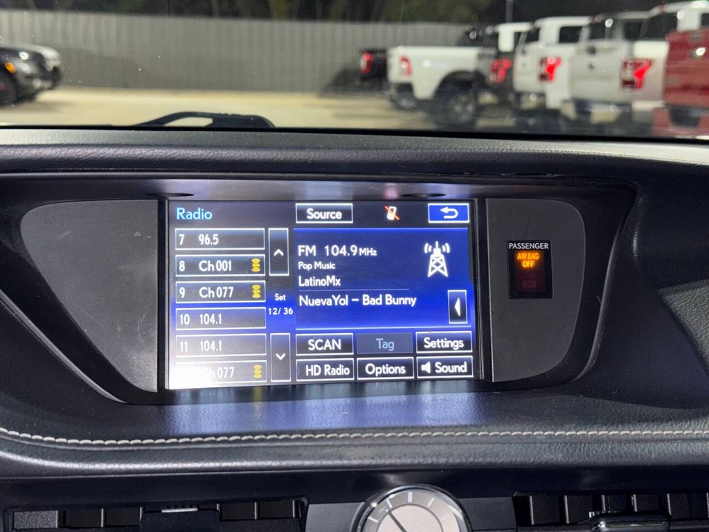 Lexus ES 300h Vehicle Full-screen Gallery Image 24