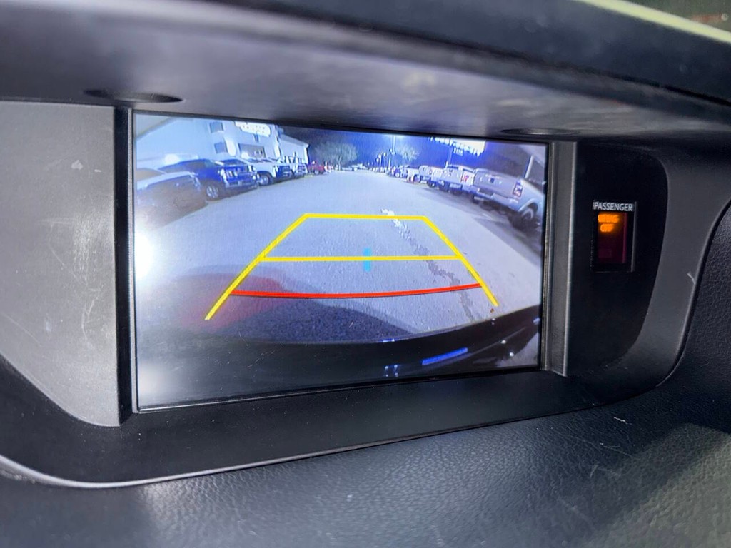 Lexus ES 300h Vehicle Full-screen Gallery Image 26