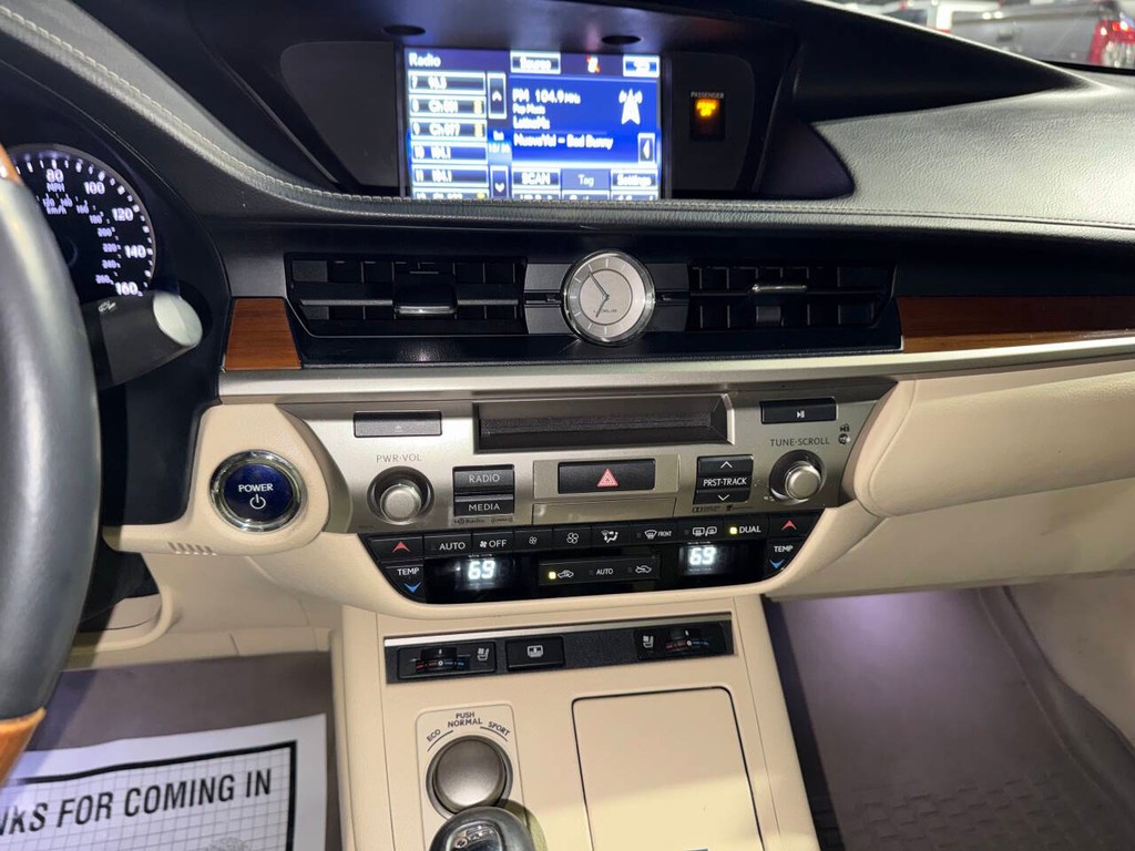 Lexus ES 300h Vehicle Full-screen Gallery Image 27