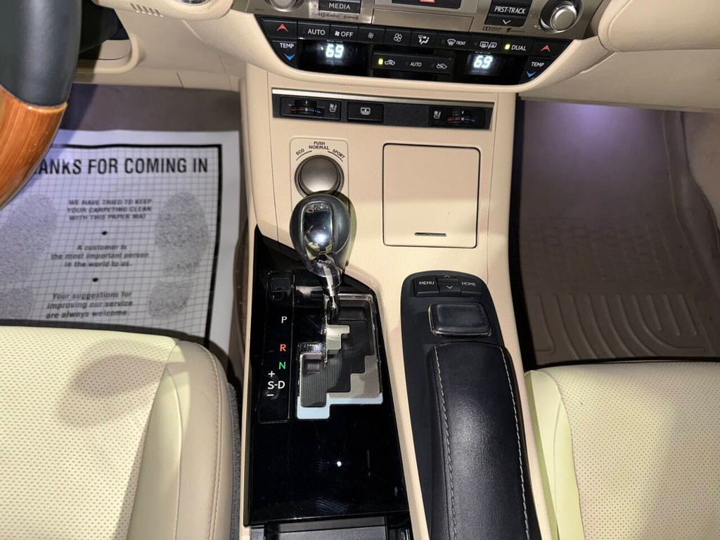 Lexus ES 300h Vehicle Full-screen Gallery Image 28