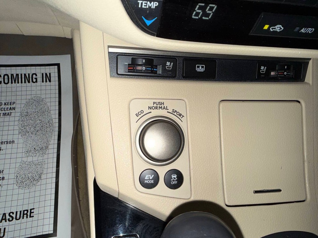 Lexus ES 300h Vehicle Full-screen Gallery Image 29