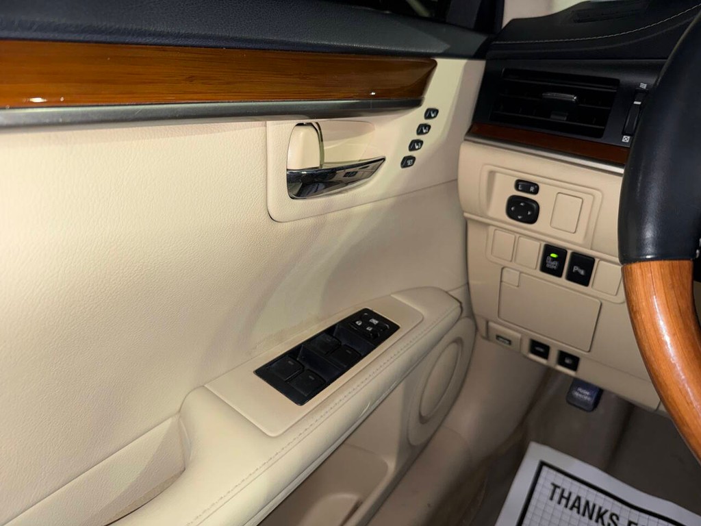 Lexus ES 300h Vehicle Full-screen Gallery Image 30