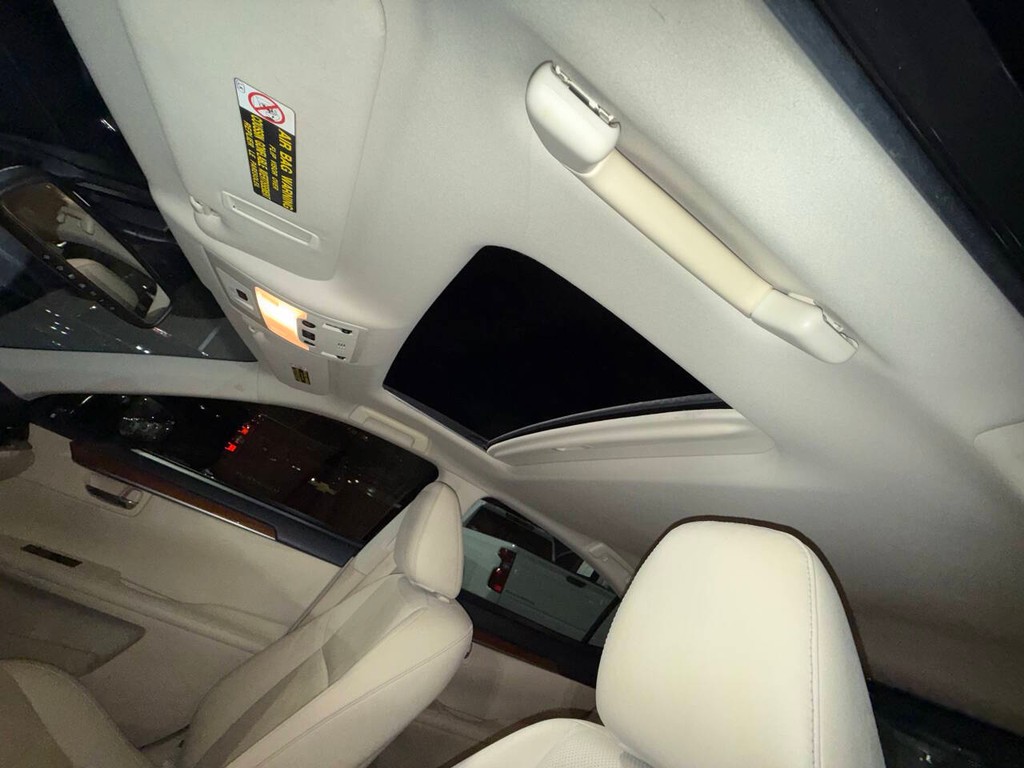 Lexus ES 300h Vehicle Full-screen Gallery Image 31