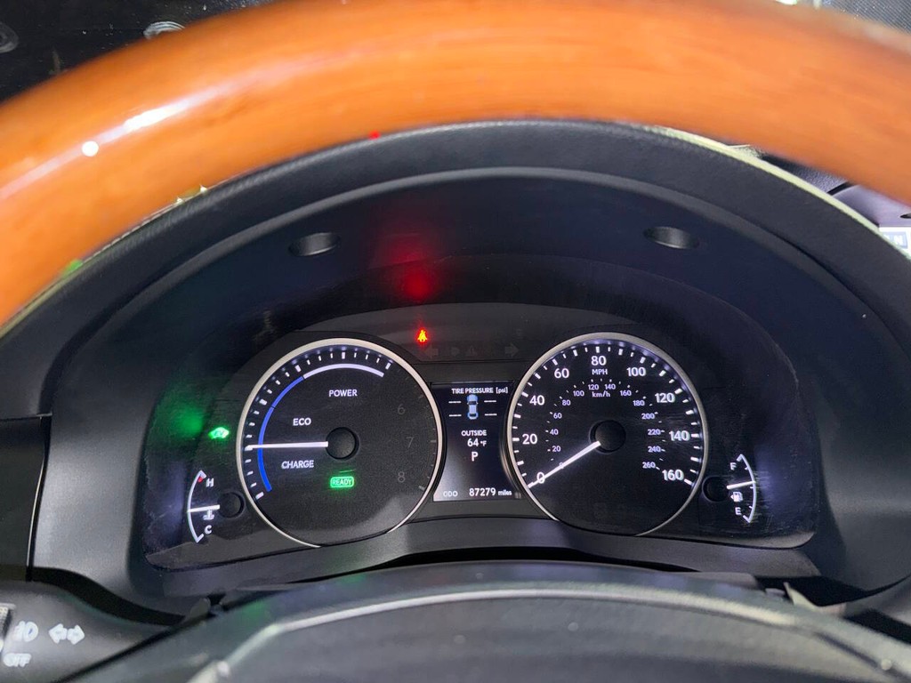 Lexus ES 300h Vehicle Full-screen Gallery Image 32