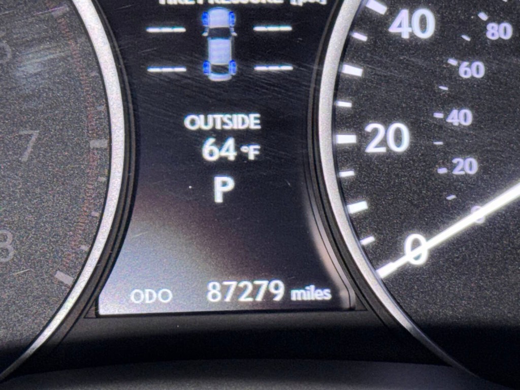 Lexus ES 300h Vehicle Full-screen Gallery Image 33