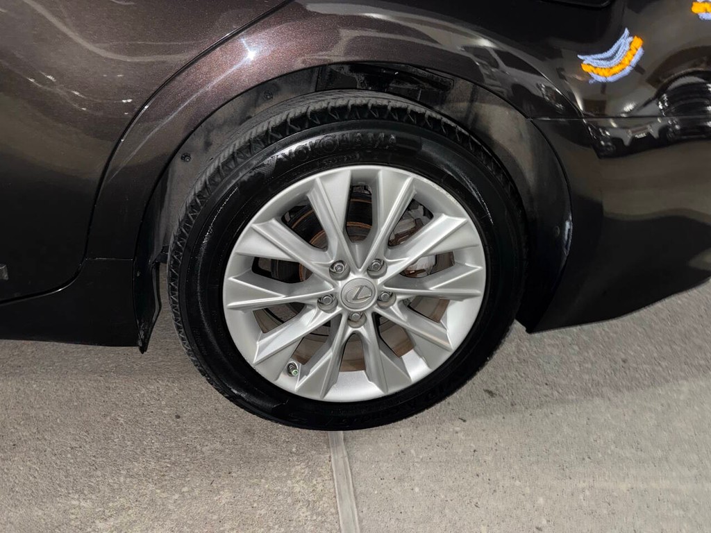 Lexus ES 300h Vehicle Full-screen Gallery Image 36