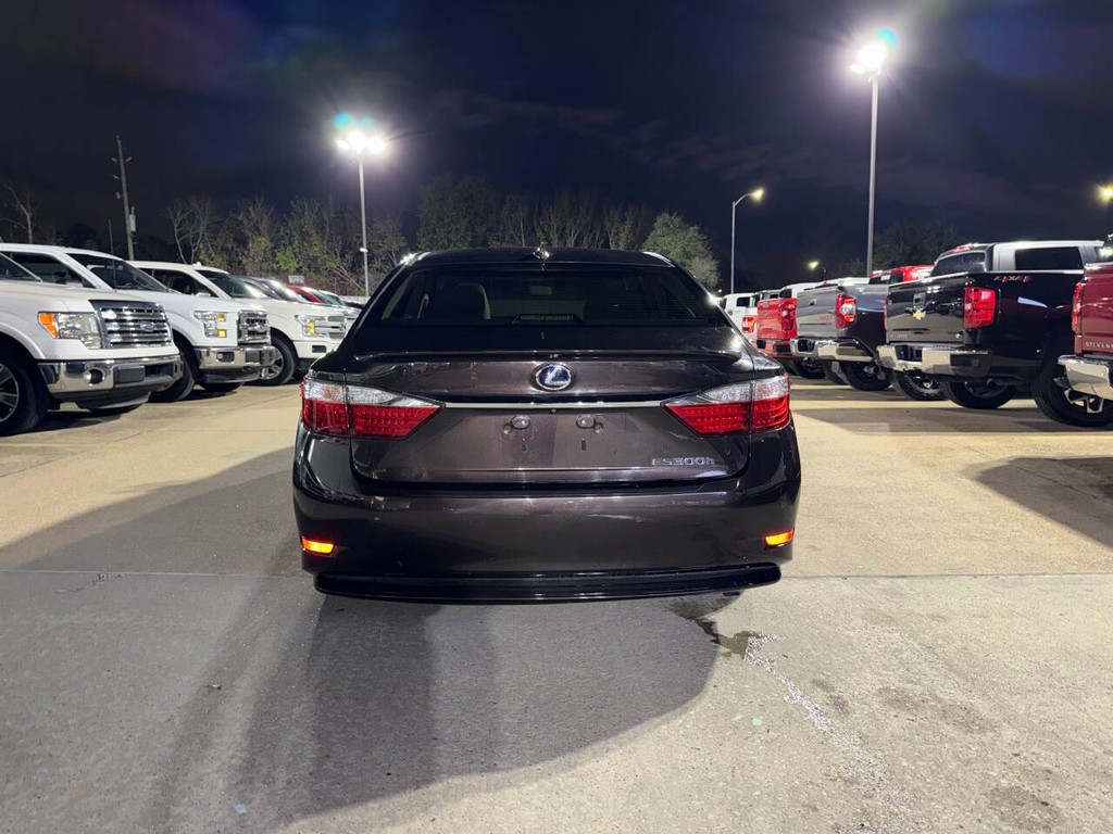 Lexus ES 300h Vehicle Full-screen Gallery Image 38