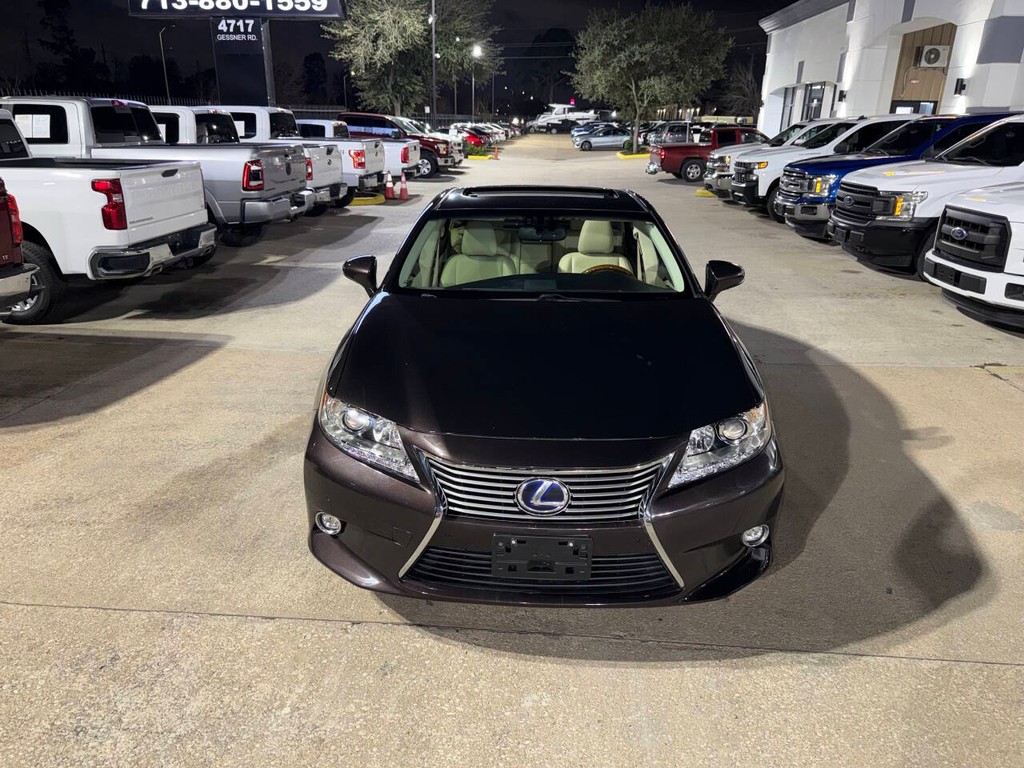 Lexus ES 300h Vehicle Full-screen Gallery Image 39