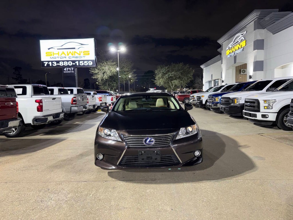 Lexus ES 300h Vehicle Full-screen Gallery Image 40