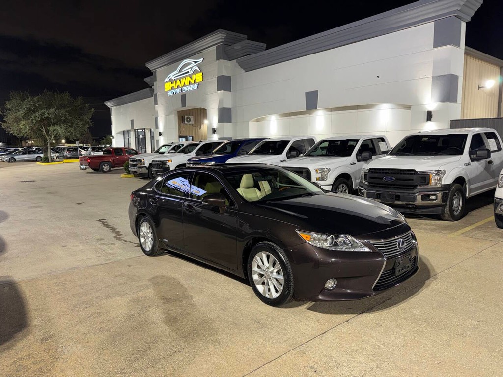 Lexus ES 300h Vehicle Full-screen Gallery Image 41