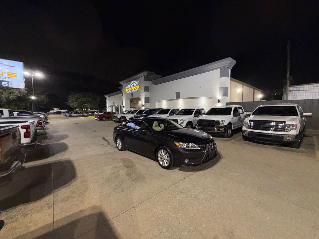 Lexus ES 300h Vehicle Full-screen Gallery Image 44