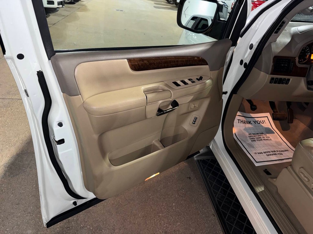 Nissan Armada Vehicle Full-screen Gallery Image 08