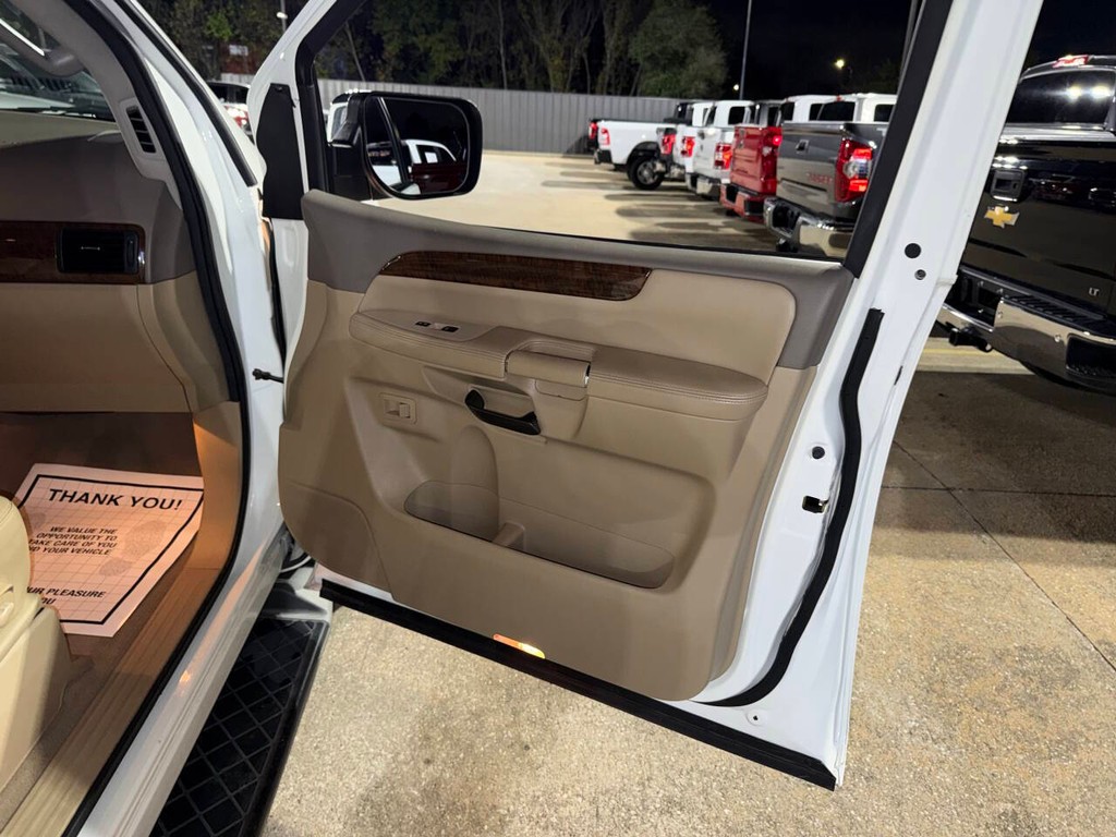 Nissan Armada Vehicle Full-screen Gallery Image 14