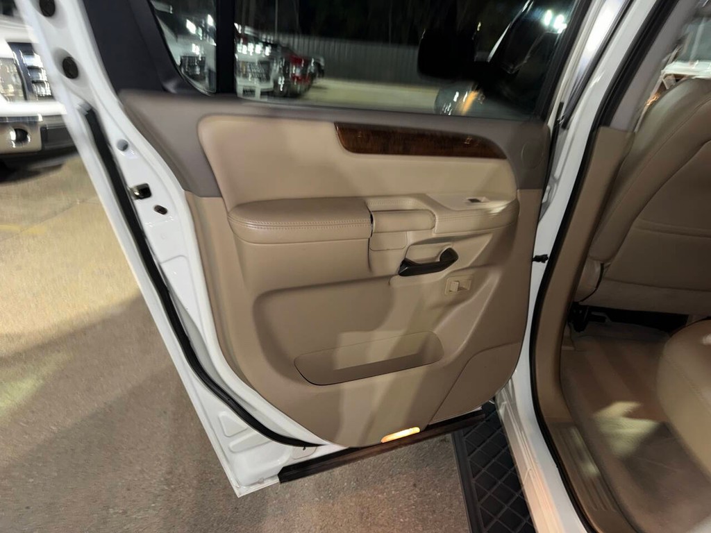 Nissan Armada Vehicle Full-screen Gallery Image 17