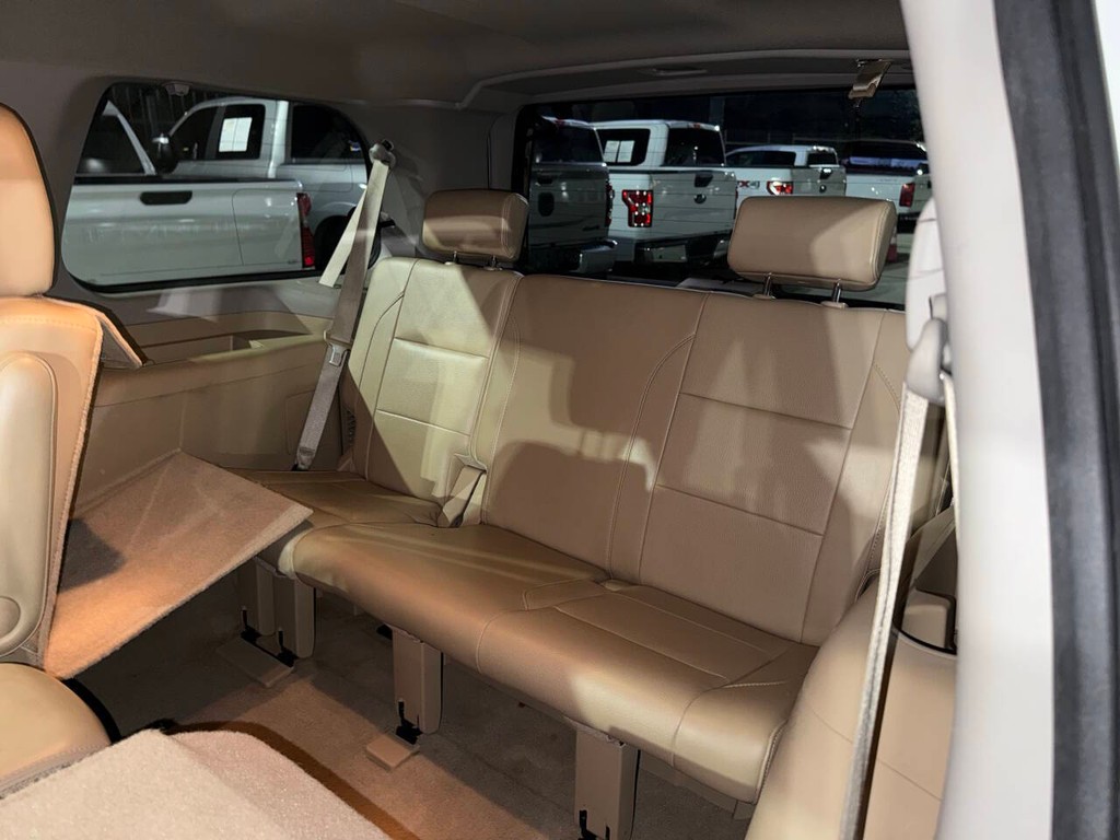 Nissan Armada Vehicle Full-screen Gallery Image 18