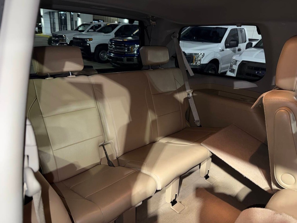 Nissan Armada Vehicle Full-screen Gallery Image 21